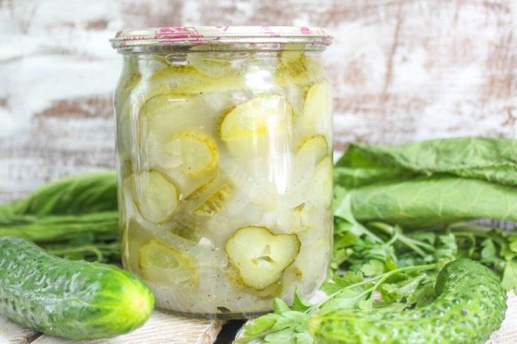 Ensalada de pepino y cebolla con mostaza en polvo