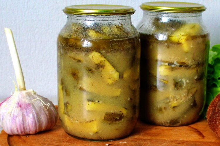 Ensalada picante de pepino con cebolla, mostaza y ajo
