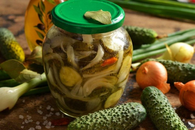 Ensalada de pepino y cebolla con especias aromáticas para el invierno