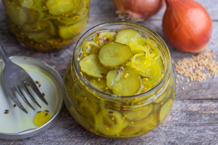 Ensalada de pepino con cebolla y mostaza para el invierno