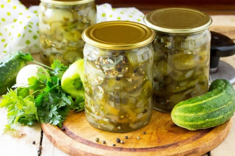 Ensalada de pepino, cebolla y pimiento morrón para el invierno