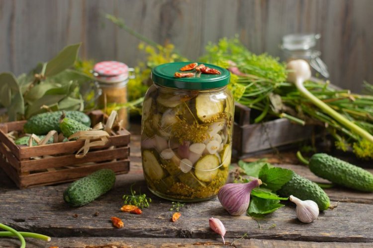 Ensalada de pepino con cebolla y especias para el invierno