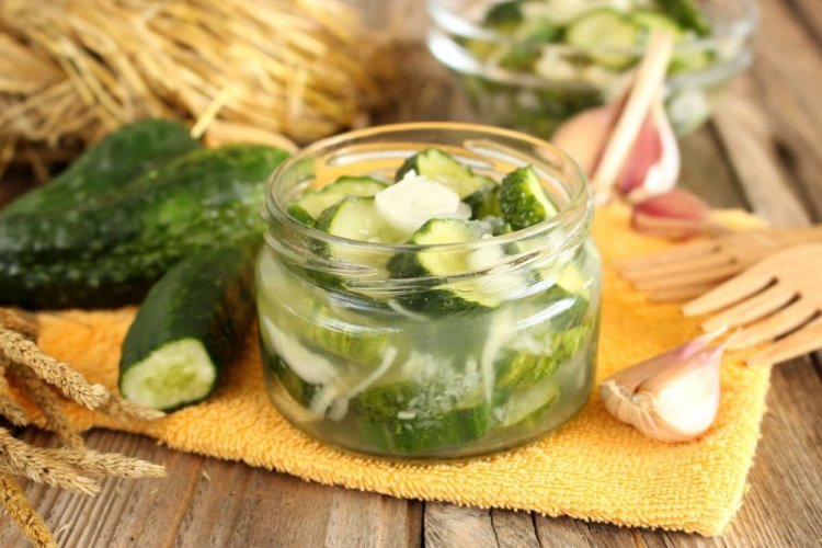 Ensalada picante de pepino, cebolla, ajo y raíz de rábano picante