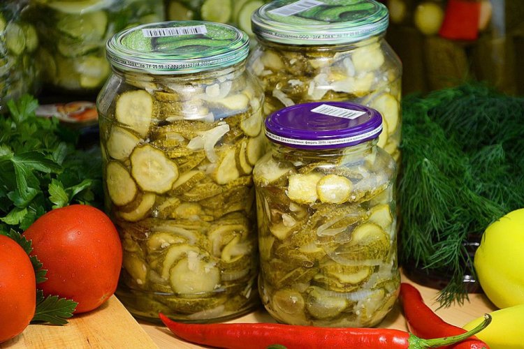 Ensalada de pepino y cebolla con jugo de limón para el invierno