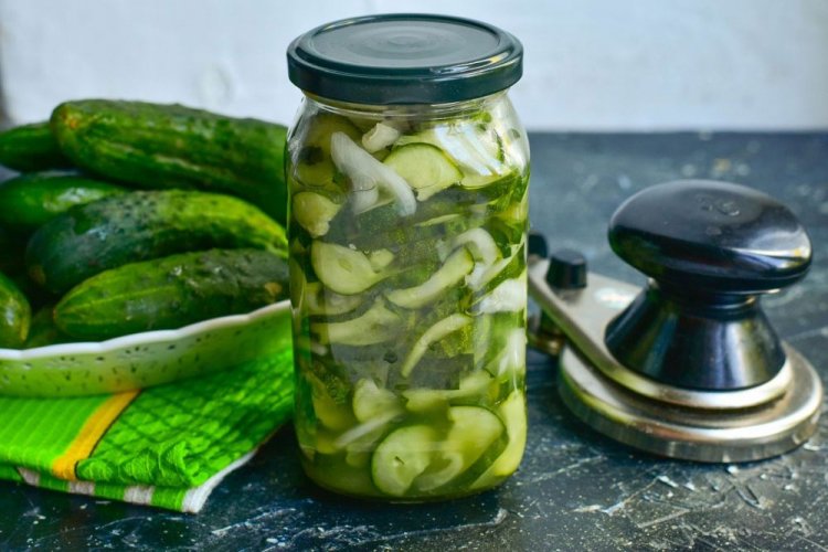 Ensalada de pepinos crujientes y cebolla para el invierno