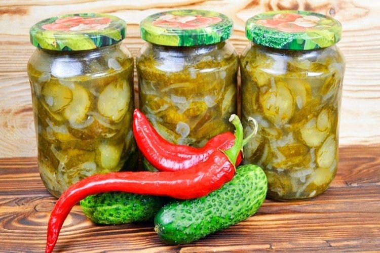 Ensalada de pepino con cebolla y pimiento picante para el invierno