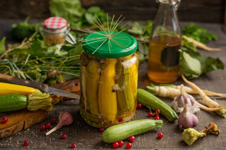 Calabacines jóvenes, encurtidos enteros con arándanos rojos