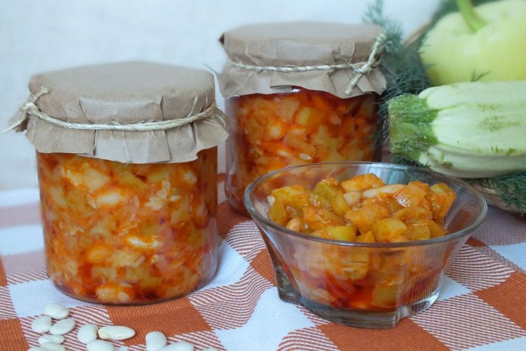 Calabacines con judías y pasta de tomate para el invierno