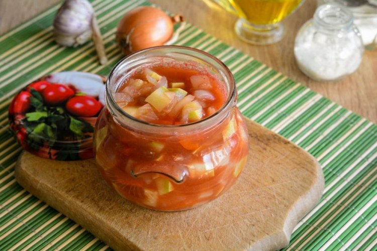 Calabacines con cebolla en salsa de tomate picante
