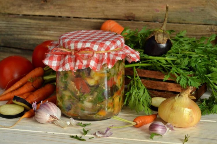 Aperitivo de verduras de calabacín, berenjena, tomate y zanahoria