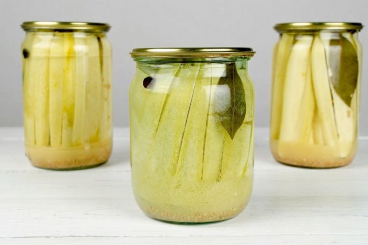 Calabacines picantes con mostaza para el invierno