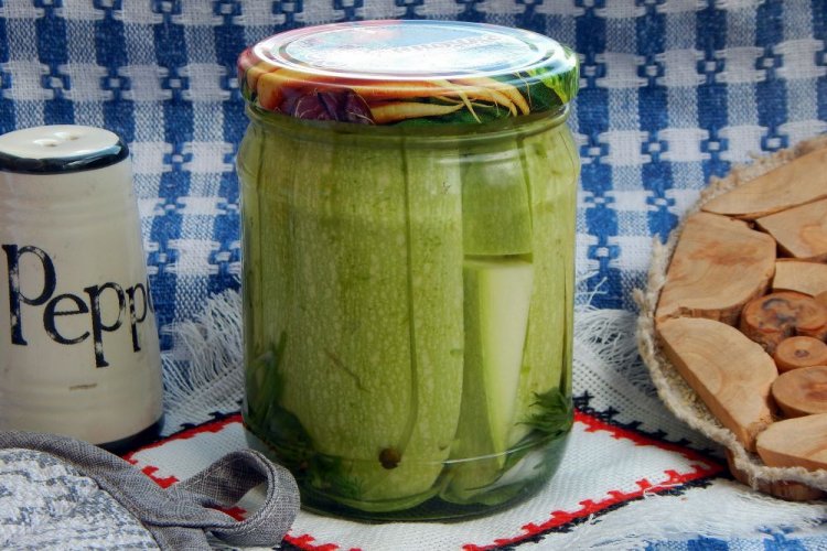 Calabacines encurtidos para el invierno