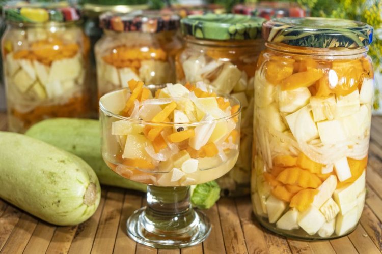 Ensalada de calabacín, zanahoria, cebolla y ajo