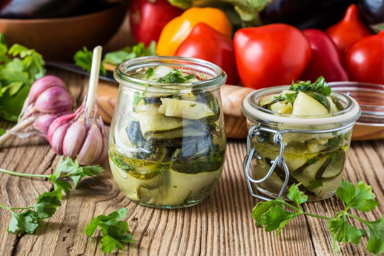 Calabacines con ajo, hierbas y vinagre para el invierno