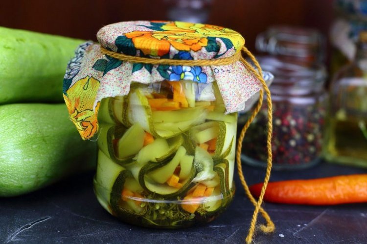 Rollitos de calabacín con zanahoria y pimiento dulce para el invierno