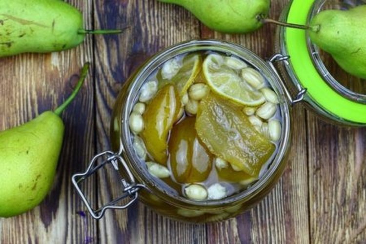 Mermelada de pera con lima y cacahuetes
