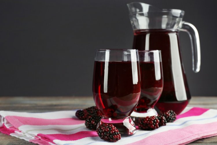 Preiselbeer- und Brombeersaft