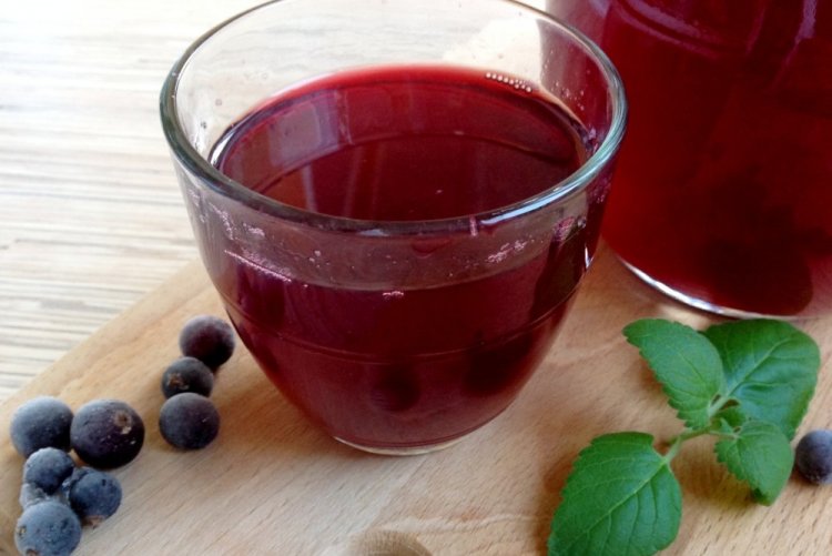 Preiselbeer- und Heidelbeersaft