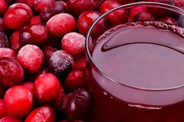 Saft aus gefrorenen Preiselbeeren