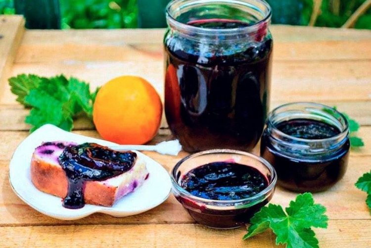Blackcurrant Jam with Apricots