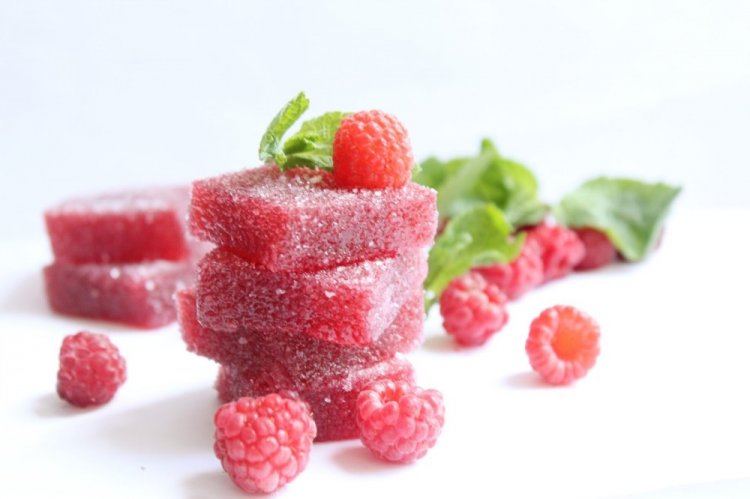 Gelatina de frambuesa con gelatina en azúcar