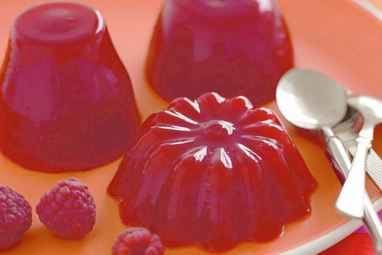 Gelatina de zumo de frambuesa con gelatina