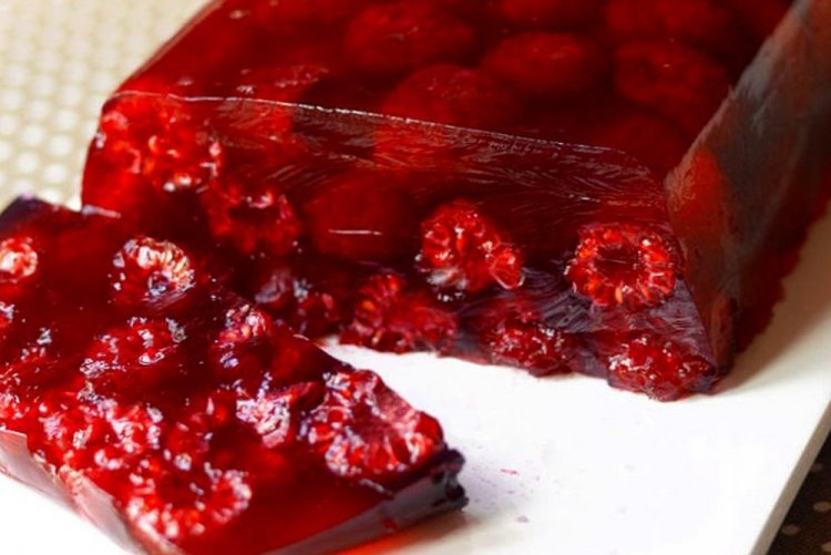 Gelatina de frambuesa con bayas enteras