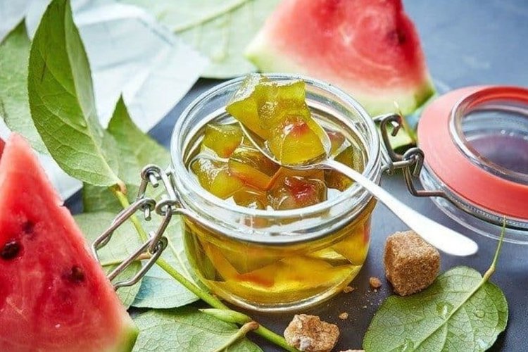 Wassermelonenschalen in süßem Sirup für den Winter