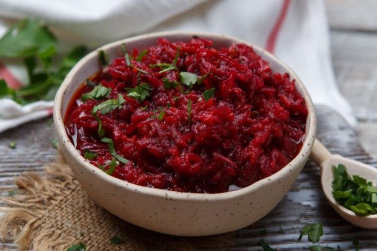Borschtsch-Dressing aus Roter Bete mit Tomatensaft und Gewürzen