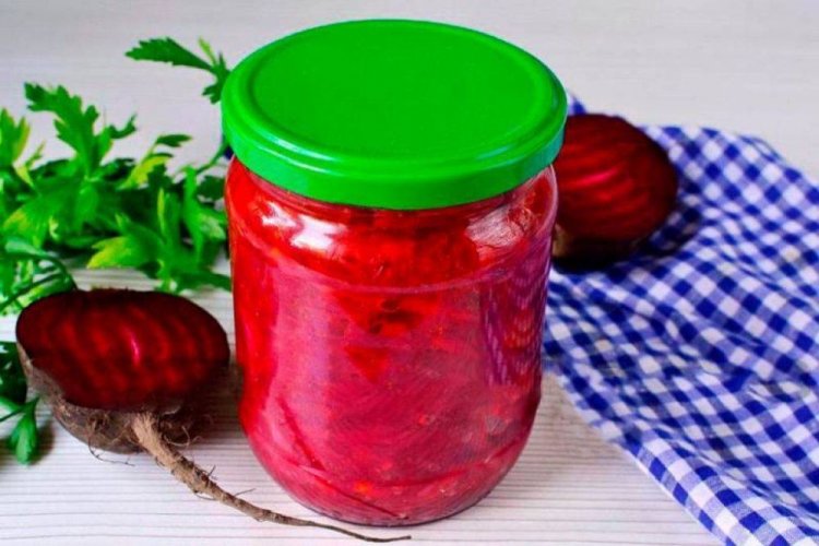 Borschtsch-Dressing mit Meerrettich für den Winter