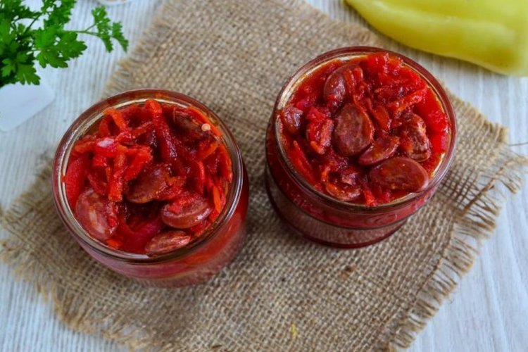Borschtsch-Dressing mit Champignons und Tomatensauce