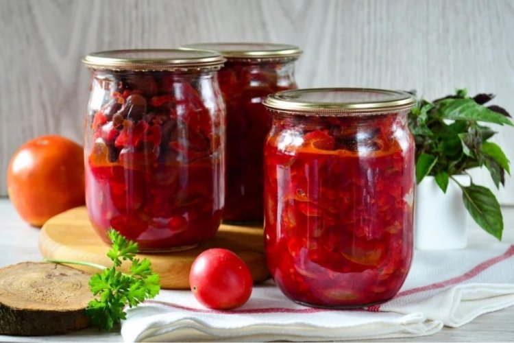 Borschtsch-Dressing mit frischen Tomaten
