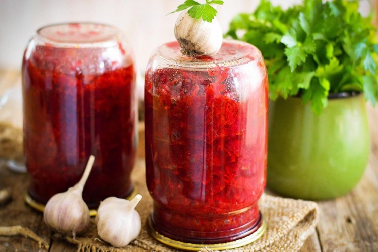 Borschtsch-Dressing mit Knoblauch für den Winter