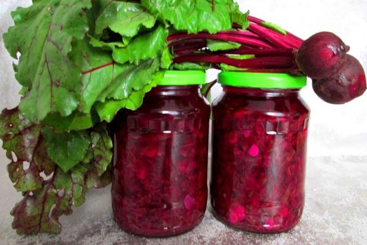 Borschtsch-Dressing mit Rote-Bete-Blättern