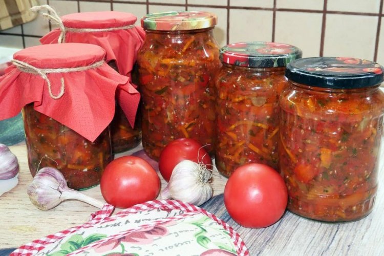 Borschtsch-Dressing mit Knoblauch und Kräutern