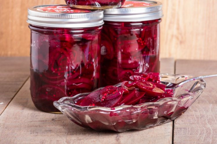 Rote-Bete-Dressing für Borschtsch mit Essig und trockenem Senf