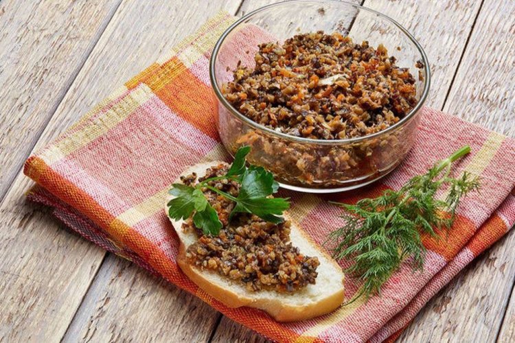 Caviar de setas de miel con zanahoria y cebolla