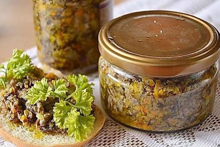 Caviar de setas de miel picante con rábano picante y ajo