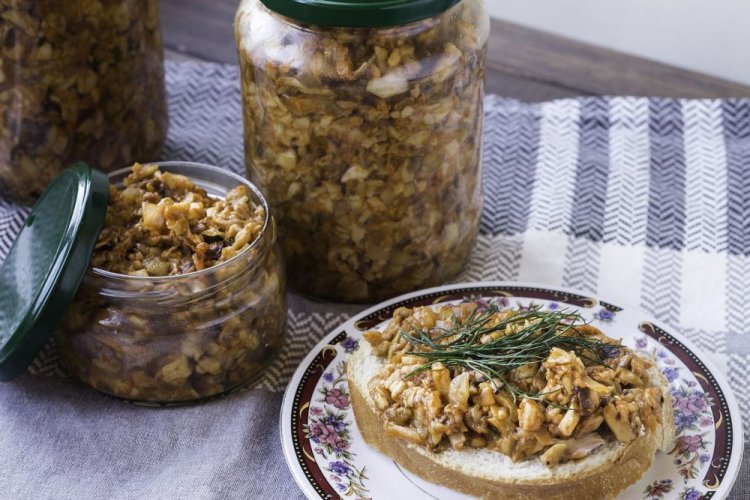 Caviar de setas de miel frito con zanahoria y cebolla