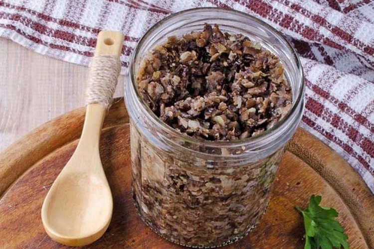 Caviar de setas de miel con vino y nueces