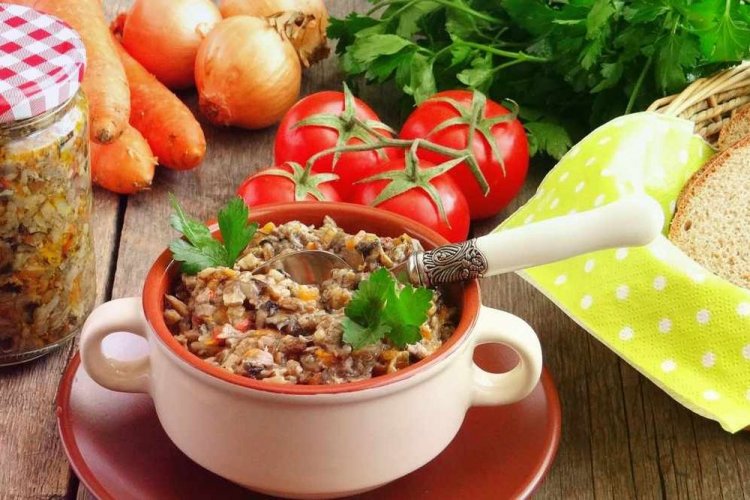 Caviar de setas de miel y tomates frescos