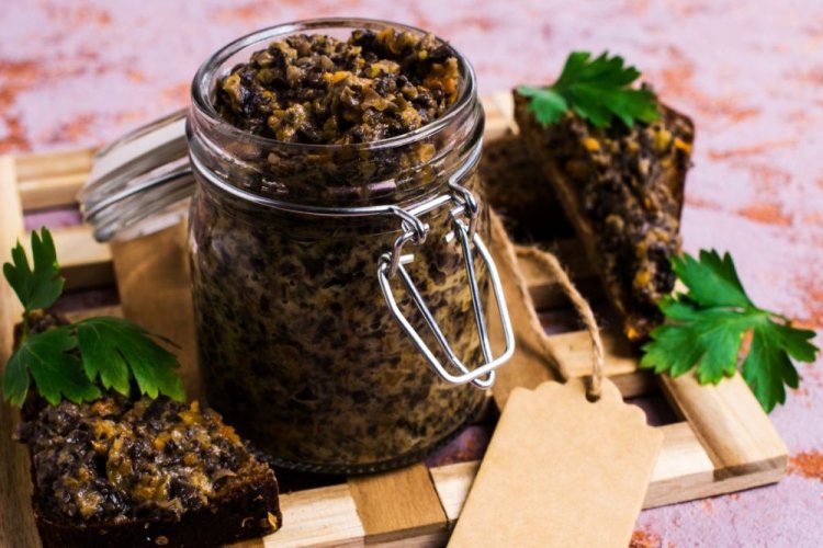 Caviar de setas de miel pasado por la picadora de carne