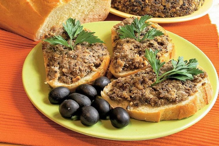 Caviar de setas de miel con aceitunas negras y vinagre