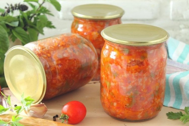 Gemüsesalat mit Reis und Tomatenmark