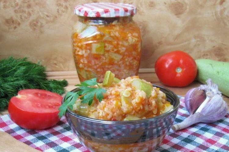 Reissalat mit Zucchini und frischen Tomaten für den Winter