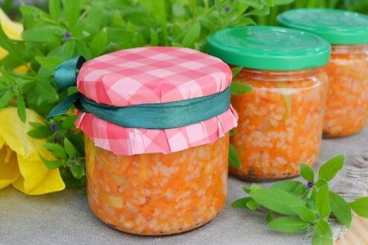 Reissalat mit Karotten und Zwiebeln für den Winter