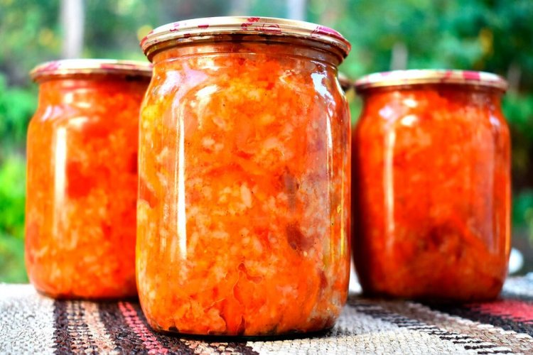Gemüsesalat mit Reis, Kräutern und Tomatensaft für den Winter