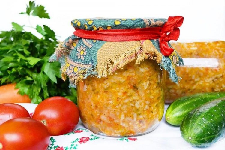 Reissalat mit Gurken, Tomaten und Karotten für den Winter