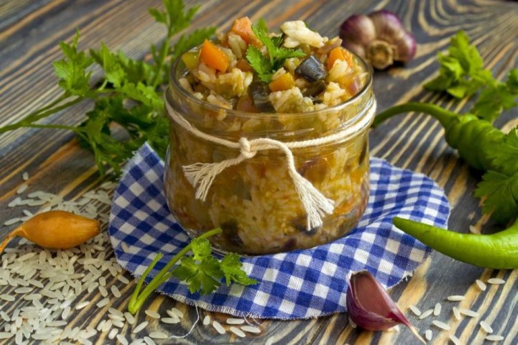 Reissalat mit Auberginen, Zucchini und scharfer Paprika