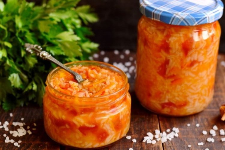 Gemüsesalat mit Reis und Tomatensauce für den Winter